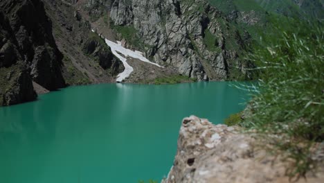 Mountain-Lake-of-green-and-blue-color-Urungach