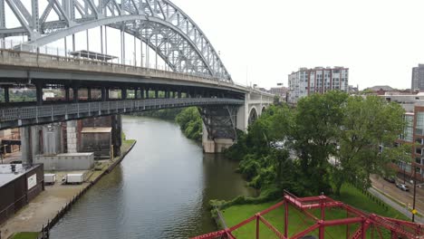 Zwei-Brücken-über-Wasser-In-Cleveland,-Ohio,-Drohnenvideo-Bewegt-Sich-Nach-Oben