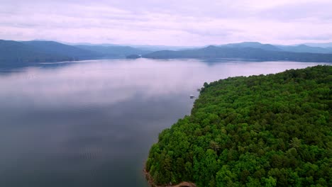 Aerial-Push-into-Lake-Jocassee-in-South-Carolina,-Lake-Jocassee