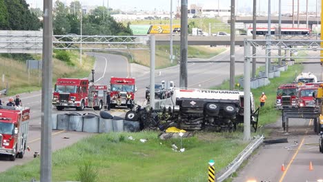 Accidente-De-Petrolero-En-Toronto,-Canadá---Accidente-Automovilístico-Grave-Con-Camiones-De-Bomberos-Y-Ambulancias
