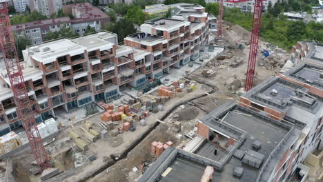 Construcción-De-Nuevos-Apartamentos-De-Lujo-En-Una-Zona-Residencial,grúas