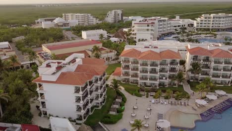 Luftaufnahme---Ein-Hotel-Und-Sein-Swimmingpool-In-Cancun,-Mexiko,-Spinning-Shot