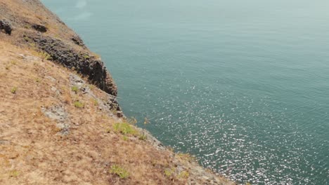Stehend-Am-Rande-Der-Helliwell-Wiesenklippen-Mit-Blick-Auf-Das-Wunderschöne-Meerwasser-Auf-Hornby-Island-In-British-Columbia,-Kanada