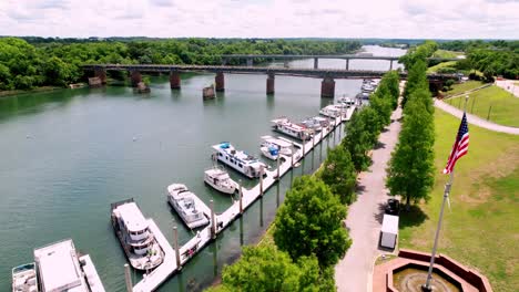Augusta-Georgia-Luftaufnahme-Des-Savannah-River,-Während-Drohne-Die-Amerikanische-Flagge-Passiert,-Boote-Im-Hafen-Angedockt