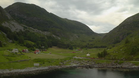 Malerischer-Blick-Auf-Die-Berge-Und-Das-Kleine-Dorf-In-Maloy,-Kreis-Vestland,-Norwegen---Drohnenaufnahme-Aus-Der-Luft