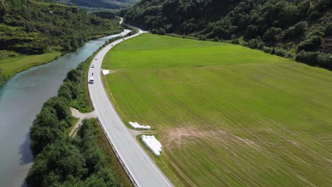 Autobahn-E39-Durch-Das-Stardalen-Tal-Zwischen-Byrkjelo-Und-Klakegg-In-Sogn,-Norwegen-–-Luftaufnahme-Der-Straße-Im-Talgrund-Mit-Sommerverkehr-Und-Dem-Fluss-Stardalen-In-Der-Nähe
