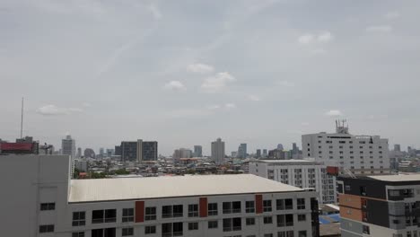 Kameraschwenk-Des-Bangkoker-Geschäftsviertels,-Des-Stadtzentrums-Und-Des-Finanzviertels-In-Einer-Intelligenten-Stadt-In-Asien