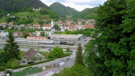 Stadt-Laško-In-Slowenien-Mit-Kleinem-Schloss-Und-Großer-Bierbrauerei