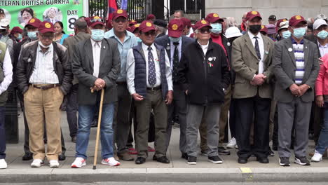 Britische-Ghurka-Veteranen-Stehen-Bei-Einem-Protest-Gegenüber-Der-Downing-Street-Zusammen-Und-Tragen-Kastanienbraune-Baseballkappen,-Um-Volle-Militärrenten-Für-Alle-Ghurka-Veteranen-Zu-Fordern