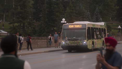 Bus-überquert-Die-Brücke-In-Banff,-Während-Touristen-Fotos-Machen