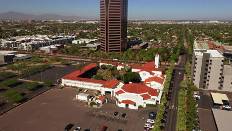 Drone-Vuela-Sobre-La-Iglesia-Metodista-Central-Unida-Cerca-De-La-Torre-Bmo-En-Midtown-Phoenix,-Phoenix,-Arizona
