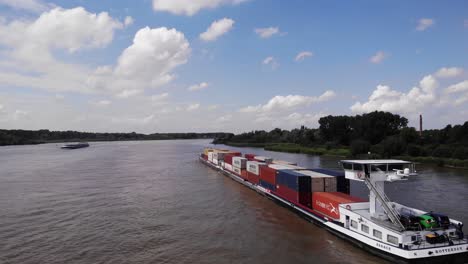 Elsass-Frachtcontainer,-Der-Ein-Schiff-Entlang-Der-Oude-Maas-Transportiert