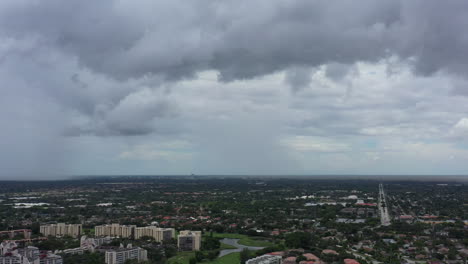Una-Vista-Aérea-De-Alto-ángulo-Sobre-Un-Tranquilo-Barrio-Suburbano-En-Florida-Durante-Un-Día-Nublado