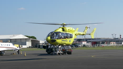 Un-Helicóptero-Del-Servicio-De-Asistencia-Médica-De-Emergencia-En-El-Aeropuerto-De-Burdeos