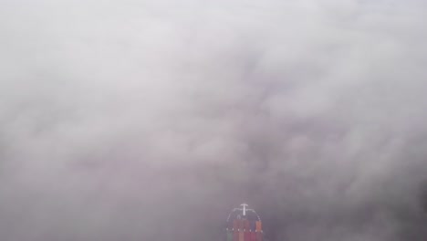 Frachtschiff,-Das-Am-Fluss-Durch-Nebel-In-Zwijndrecht,-Niederlande,-Unterwegs-Ist