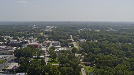 Jackson-Georgia-Aerial-V7-Drohne-Schwebt-über-Der-Nachbarschaftslandschaft-Und-Der-Innenstadt-Rund-Um-Das-Historische-Gerichtsgebäude-Des-Butts-County-–-Aufgenommen-Mit-Der-Kamera-„Inspire-2,-X7“-–-September-2020