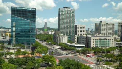 Daejeon-Stadtzentrum-Mit-Verkehr-Und-Hochhauskomplex-Und-Büros,-Dusan-Polizeistation-Tagsüber-In-Südkorea