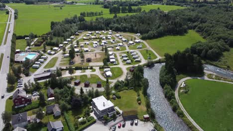 Byrkjelo-Camping-–-Luftaufnahme-Eines-Beliebten-Campingplatzes-Mit-Schwimmbad-Entlang-Der-Straße-E39-In-Norwegen