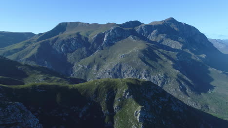 Luftaufnahme-–-Drohne-Zieht-Weg-Und-Enthüllt-Einzigartige-Sandsteinberge,-Malerische-Aussicht