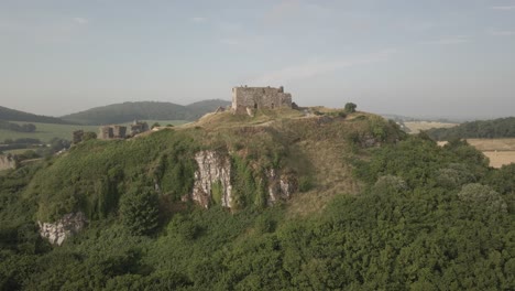 Dramatischer-Felsvorsprung-Von-Dunamase-Castle-Vor-Landwirtschaftlicher-Landschaft-In-Der-Grafschaft-Laois-In-Dunamaise,-Irland