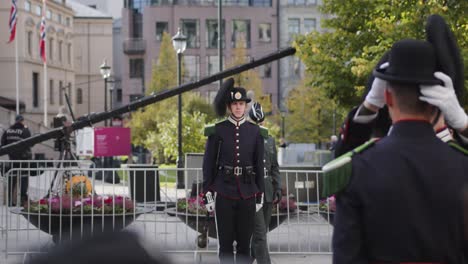 Guardia-Real-Siendo-Inspeccionada-Por-Un-Oficial-Durante-El-Desfile-Militar-Frente-Al-Storting