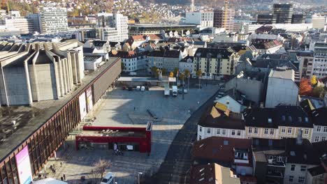 Stadtplatz-Vor-Der-Konzerthalle-Grieghallen-In-Norwegen---Luftaufnahme-Aus-Geringer-Höhe-über-Der-Straße-Und-Dem-Konzerthaus---Herbstliches-Sonnenuntergangslicht
