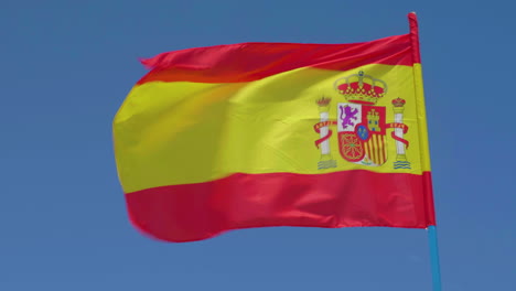 Spanische-Nationalflagge-Auf-Einer-Stange,-Die-Im-Wind-Weht,-Nahaufnahme,-Vollformat