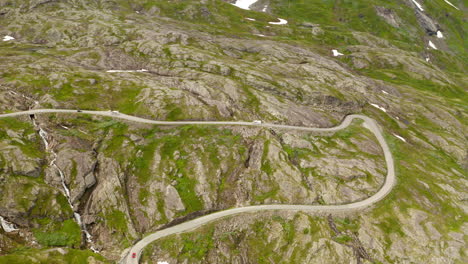 Vista-De-Pájaro-De-Una-Carretera-Curva-Que-Va-De-Eidsdal-A-Geiranger-En-Noruega
