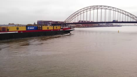 Bolero-Frachtschiff-Nähert-Sich-Der-Brücke-über-Den-Norden-In-Hendrik-Ido-Ambacht