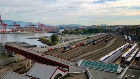 Blick-Vom-Hafenbahnhof-Auf-Güterbahnhöfe,-Seebusterminal-Und-Den-Hafen-Von-Vancouver-In-Britisch-Kolumbien,-Kanada