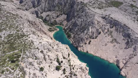 Luftaufnahme-Der-Wunderschönen-Fjordähnlichen-Bucht-Zavratnica-In-Kroatien-–-Drohnenaufnahme