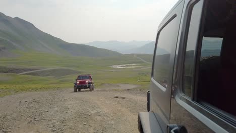Der-Rote-Jeep-Rubicon-Nähert-Sich-Einem-Anderen-Jeep-Auf-Einem-Einfachen-Abschnitt-Des-Black-Bear-Trail-In-Den-San-Juan-Mountains