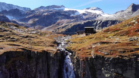Weißsee-Zwischen-Den-Alpen-Und-Dem-Wasserfall-Im-Nationalpark-Hohe-Tauern-In-Österreich