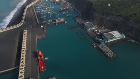 Hafen-Von-Tazacorte-An-Der-Küste-Der-Insel-La-Palma-Und-Vulkanische-Klippen-Im-Hintergrund