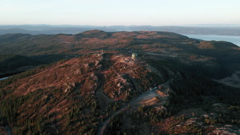 Grakallen-Radarhode,-Verlassene-Umzäunte-Militäranlage-Auf-Dem-Gipfel-Des-Berges-Grakallen-In-Norwegen