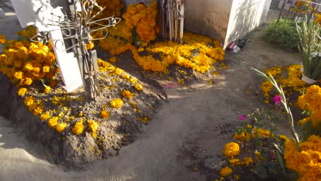 Wunderschön-Geschmückte-Gräber-Mit-Cempasuchil-Ringelblumen,-Essen-Und-Kerzen-Für-Die-Feier-Des-Tages-Der-Toten-In-Mexiko-Puebla-Cholula