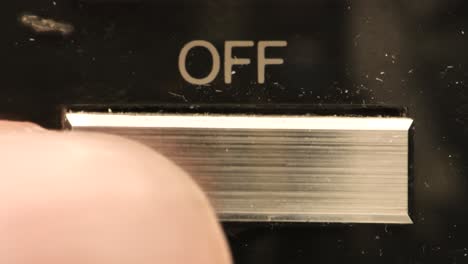 Ein-Aus-Knopf-Wird-Mit-Einem-Weißen-Finger-An-Einem-Alten-Oder-Vintage-Videorecorder-Gedrückt
