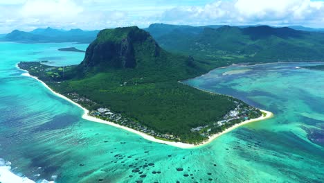 Luftaufnahme-Des-Inselpanoramas-Von-Mauritius-Und-Des-Berühmten-Berges-Le-Morne-Brabant,-Der-Wunderschönen-Blauen-Lagune-Und-Des-Unterwasserwasserfalls