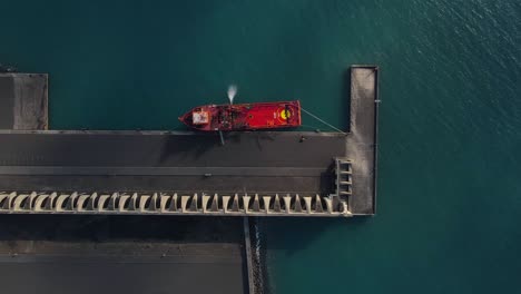 Rotes-Frachtschiff-Vertäut-Am-Pier-Des-Hafens-Von-Tazacorte-Auf-Der-Insel-La-Palma