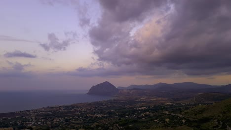 Timelapse-De-Nubes-Moviéndose-Sobre-Monte-Cofano-Reserva-Natural-Siciliana-Cerca-De-San-Vito-Lo-Capo-En-Italia