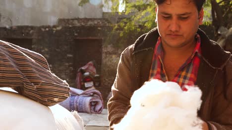 Mann-Arbeitet-Draußen-Und-Füllt-Kissen-Im-Indischen-Baumwollmarkt-Im-Indischen-Dorf-In-Rajasthan