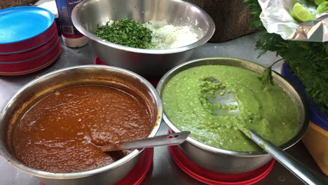Würzige-Grüne-Und-Rote-Salsasaucen-Für-Mexikanisches-Streetfood-Wie-Tacos-Und-Burritos