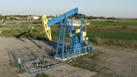 Luftaufnahme:-Alte-Ölpumpenanlage-Auf-Dem-Land,-Riemenscheibe,-Die-Öl-Aus-Dem-Boden-Fördert