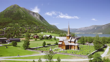 Lom-Stave-Iglesia-Y-Cementerio-En-Lom,-Noruega,-Cuando-Hace-Buen-Tiempo-Con-El-Río-Otta-En-El-Fondo