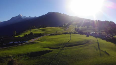 Escarpado-Paisaje-Verde-Durante-El-Día-Soleado-En-La-Montaña-Kitzsteinhorn-De-Los-Alpes-Austriacos
