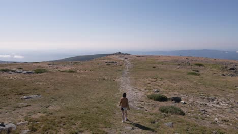 Vista-Trasera-De-Una-Mujer-Caminando-Hacia-El-Mirador-En-La-Torre-Serra-Da-Estrela,-Portugal