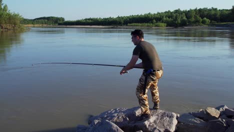 Hombre-Pescando-Junto-Al-Rio