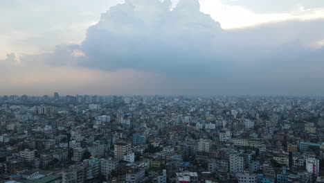 Clima-Lluvioso-Acercándose-A-La-Ciudad-De-Dhaka,-Bangladesh,-Temporada-De-Monzones