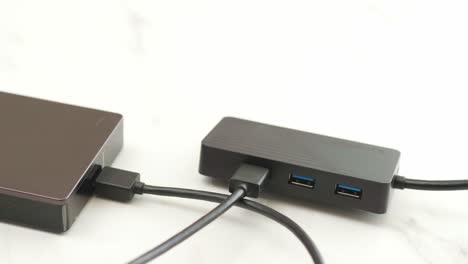 Man-Verbindet-Das-USB-Kabel-Der-Externen-Festplatte-Mit-Dem-Hub,-Um-Digitale-Daten-Zu-Sichern-Und-Zu-übertragen
