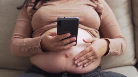 Eine-Schwangere-Frau,-Die-Ein-Smartphone-Benutzt